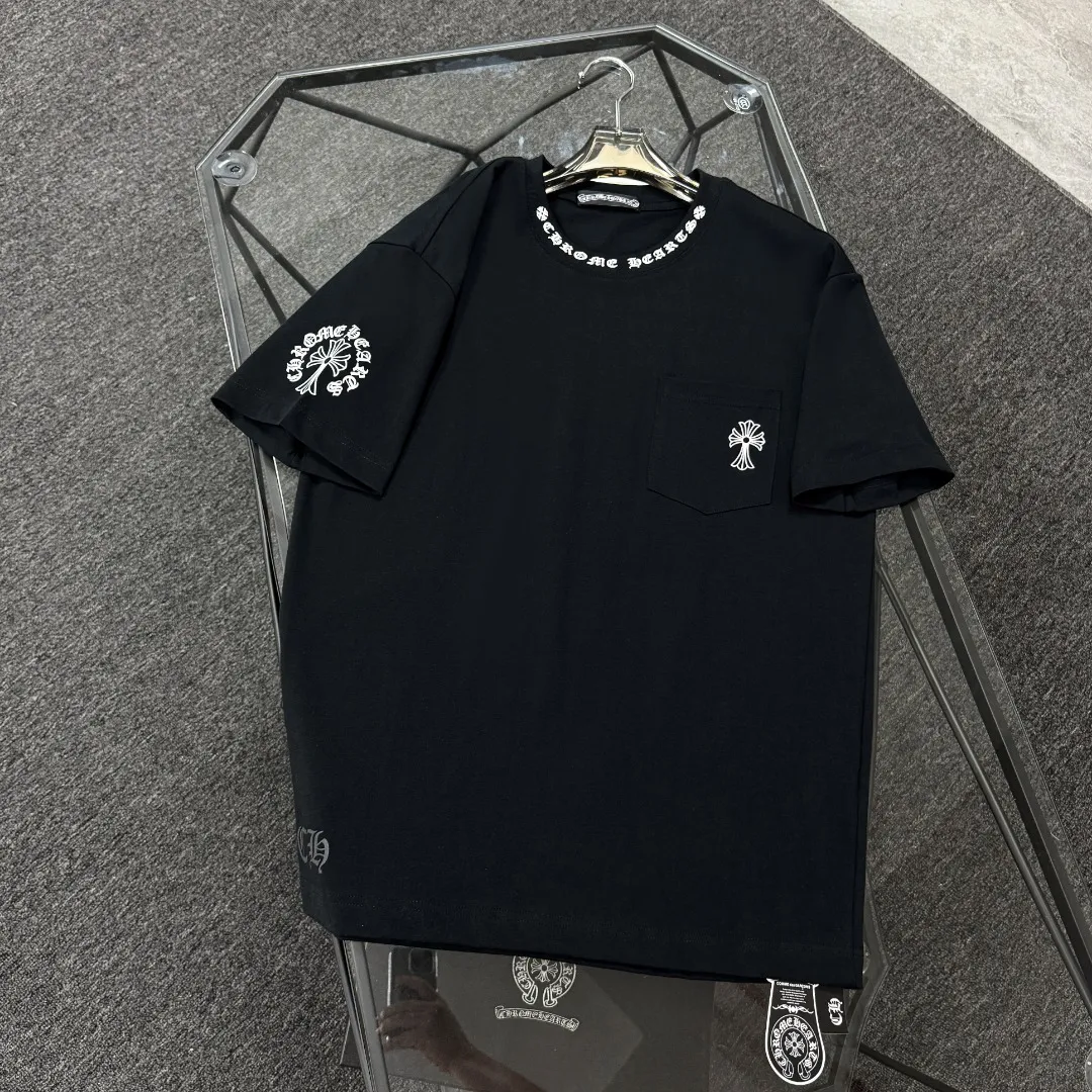 P170 Chrome Hearts 25 high-end versions. The fabric is made of 300 grams of high-density pure cotton. It does not deform or shrink. It has three labels. It is the same style for men and women. Technology: suede foaming + digital printing. Color: white, black. SIZE: S-XL.